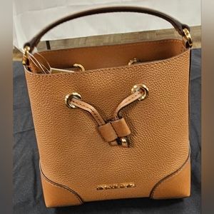 MICHAEL KORS MERCER SMALL PEBBLED LEATHER BUCKET BAG